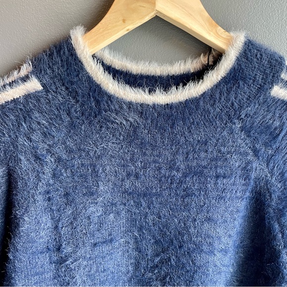 Hem & Thread Fuzzy Blue Long Sleeve Sweater Size Small - Picture 5 of 6